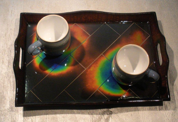 Pintar una mesa que cambia de color con la temperatura.