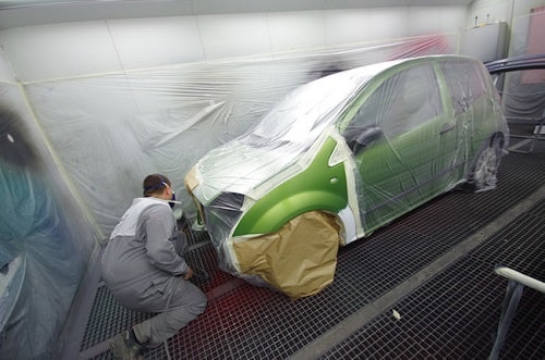 ¿Cómo aplicar una pintura bicapa al disolvente en un coche?