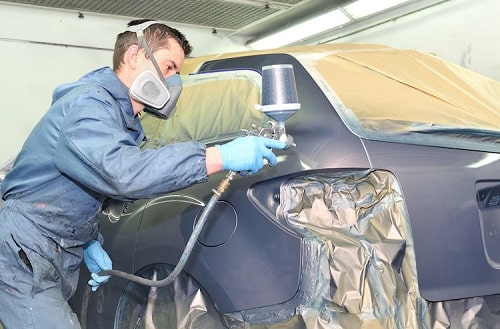 ¿Cómo aplicar una pintura bicapa al disolvente en un coche?
