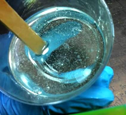 ¿Cómo dosificar un polvo fosforescente con resina epoxi?
